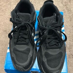 Ladies Adidas Magmur Runner tennis shoes gently used black/wht size 6.5